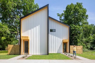 605 E 7th St, Bonham, TX 75418