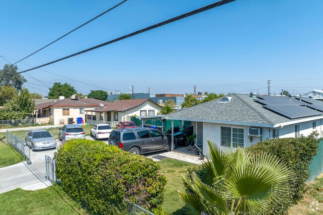 Fenced properties are common in Stadium Way.