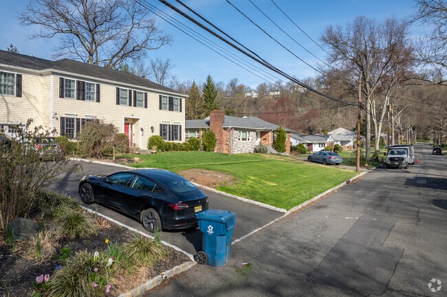 Mountainside’s meandering, canopied streets are lined with three- to five-bedroom houses.