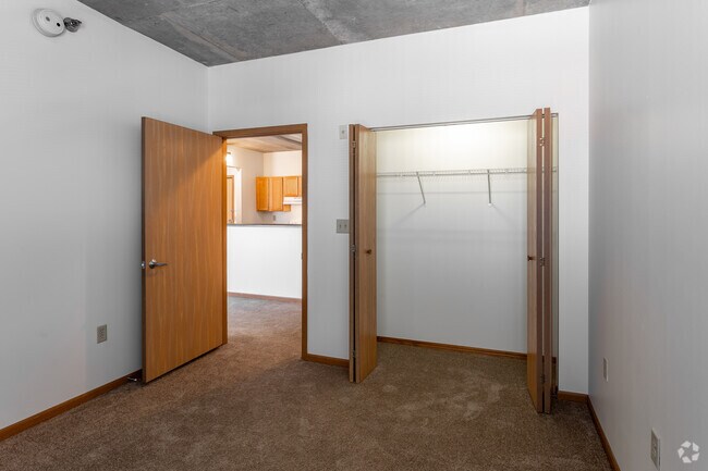1BR, 1BA - 699SF - Bedroom