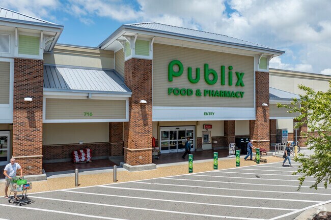 Easy access to Publix adds to Lansdowne’s appeal, blending modern convenience with the community’s relaxed, Southern lifestyle.