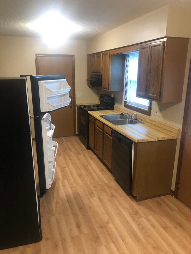 642 Arbor St unit 642, Fostoria, OH 44830 - photo 7