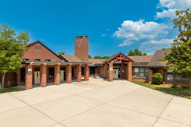 Smithtown Elementary School has a student to teacher ratio of 12 to 1.