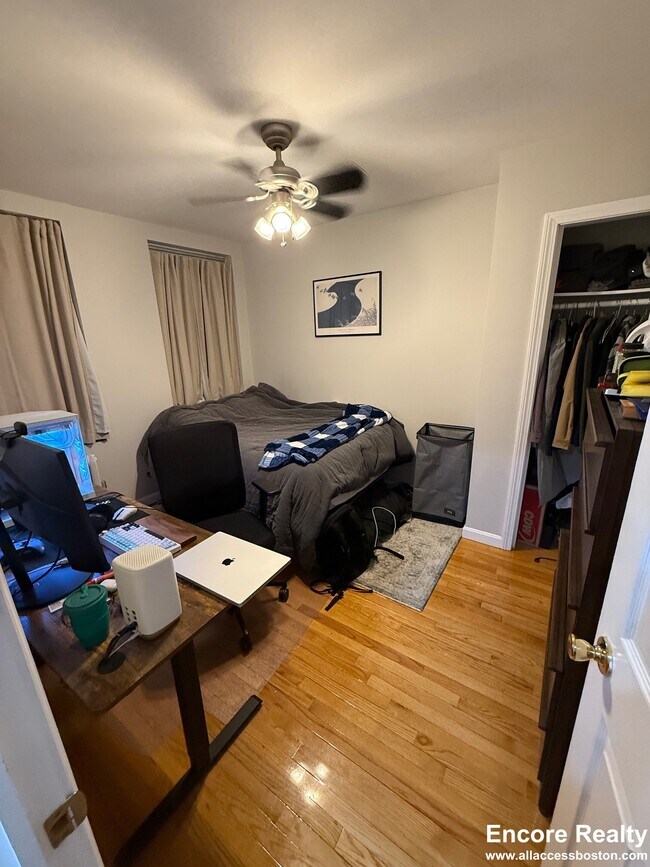220 Hanover St unit 10, Boston, MA 02113 - photo 5