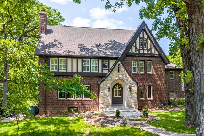 Homes in the Tudor-style are also very popular in Linden Heights.