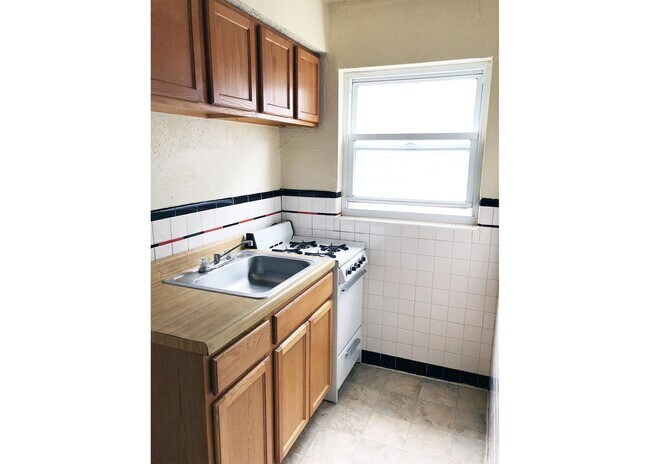 948 Ludlow Ave unit 948-04, Cincinnati, OH 45220 - photo 2