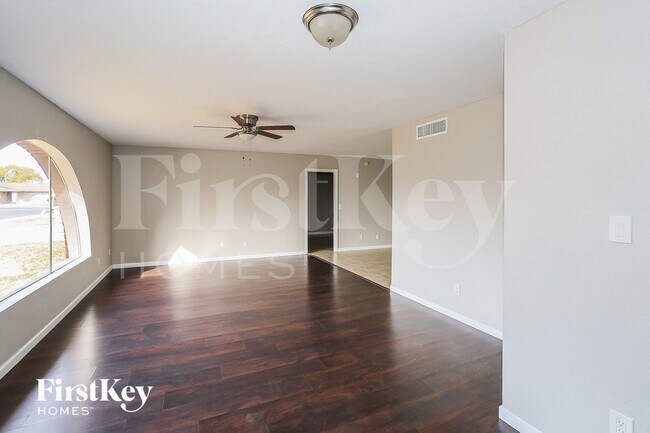 8427 N 47th Dr, Glendale, AZ 85302 - photo 7