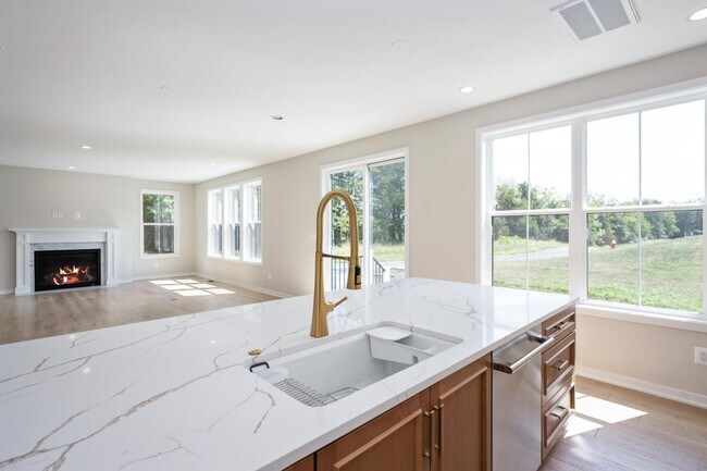 41697 Carefree Ct, Aldie, VA 20105 - photo 4