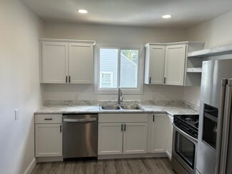 1360 Prospect St, Barberton, OH 44203