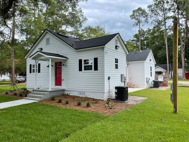 1112-B North Toombs Street Front View