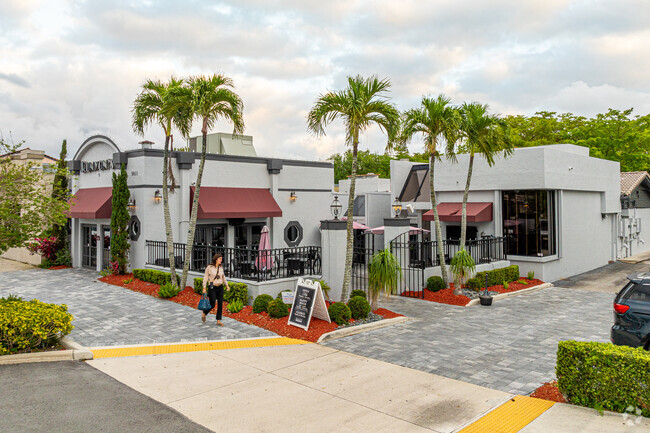 Take a juice steak dinner at Runyon's of Coral Springs in Cypress Glen.