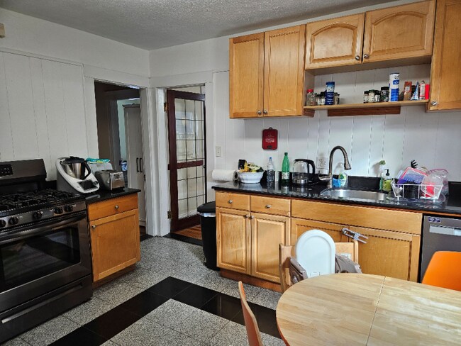 152 Raymond St unit 152 Raymond, Cambridge, MA 02140 - photo 5