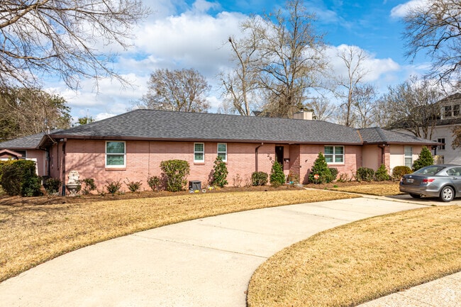 Ranch-style homes are common around Ponchatoula.