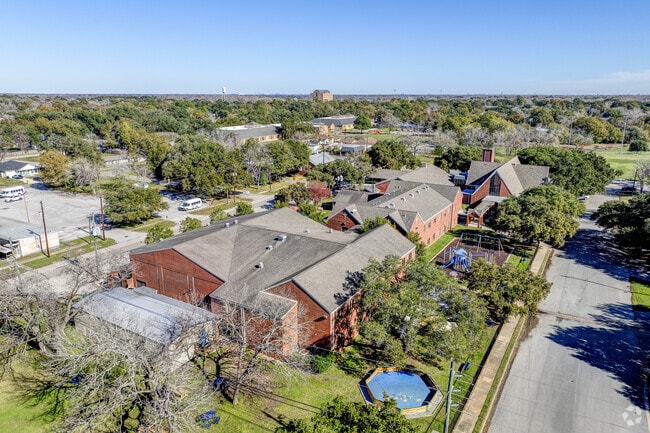 The school was founded in 1979 and is accredited by SACS and SAIS.