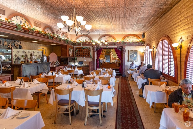 La Strada offers Italian fine dining to San Pablo residents.