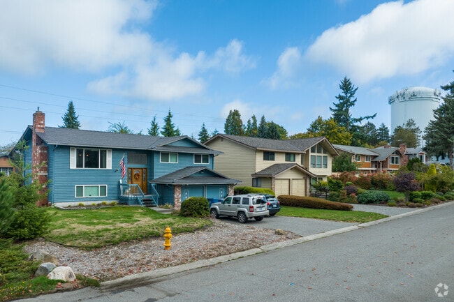 Split-level homes line this cul-de-sac in Esperance.