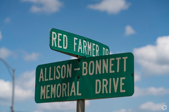 The NASCAR Alabama Gang's legacy is memorialized all over Hueytown.