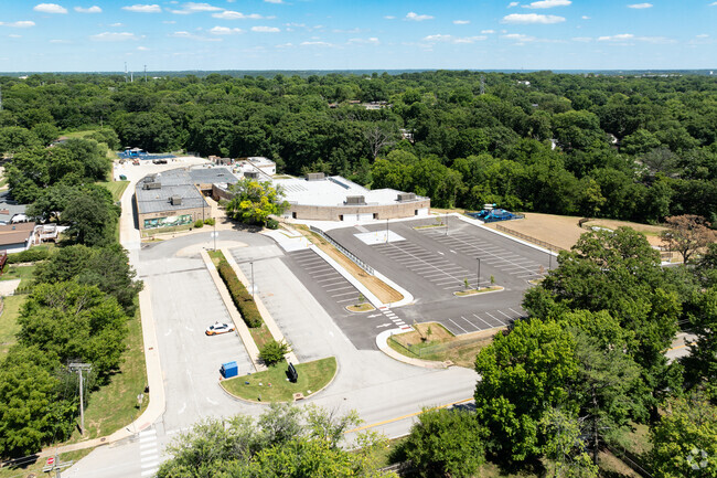 Hanna Woods Elementary School focuses on core subjects like English.