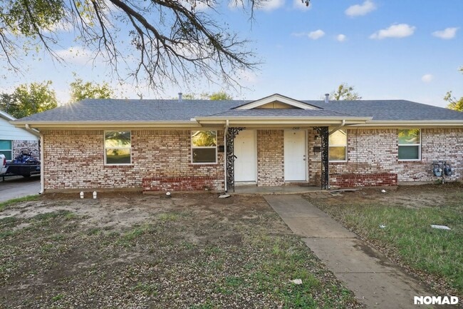 2510 Normont Cir, Fort Worth, TX 76103 - photo 2