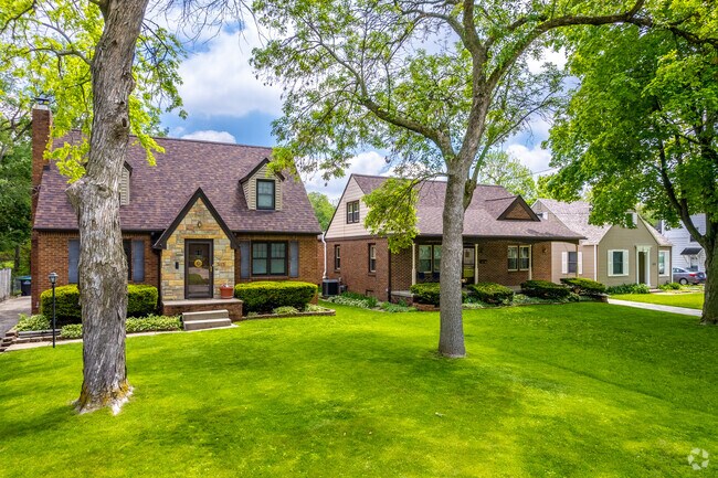 Cape Cods are common in the neighborhood.