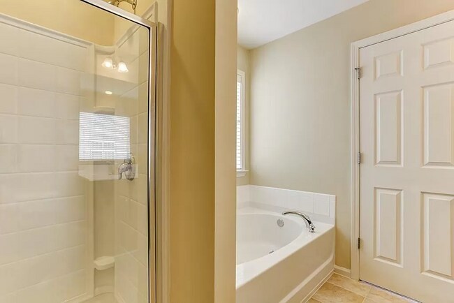 2933 Ashlyn Pointe Dr unit upstairs master, Atlanta, GA 30340 - photo 6