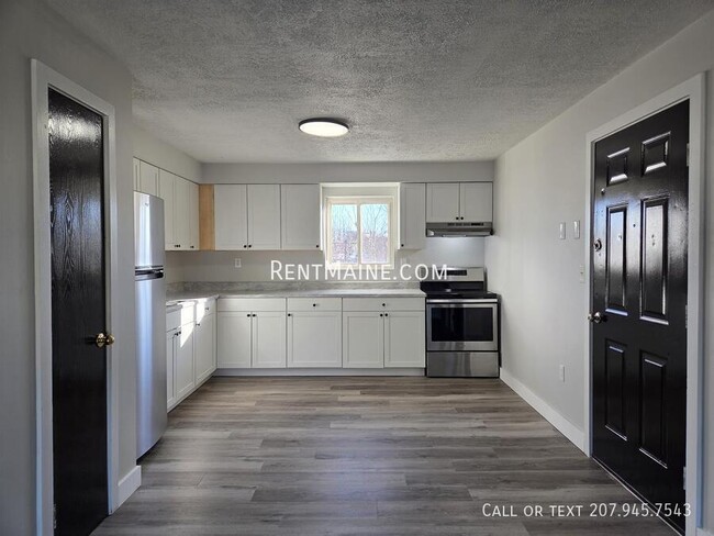 8 Hillside Ln unit 5, Lewiston, ME 04240 - photo 2