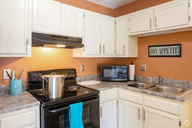 2BR, 1BA - 610 SF - Kitchen