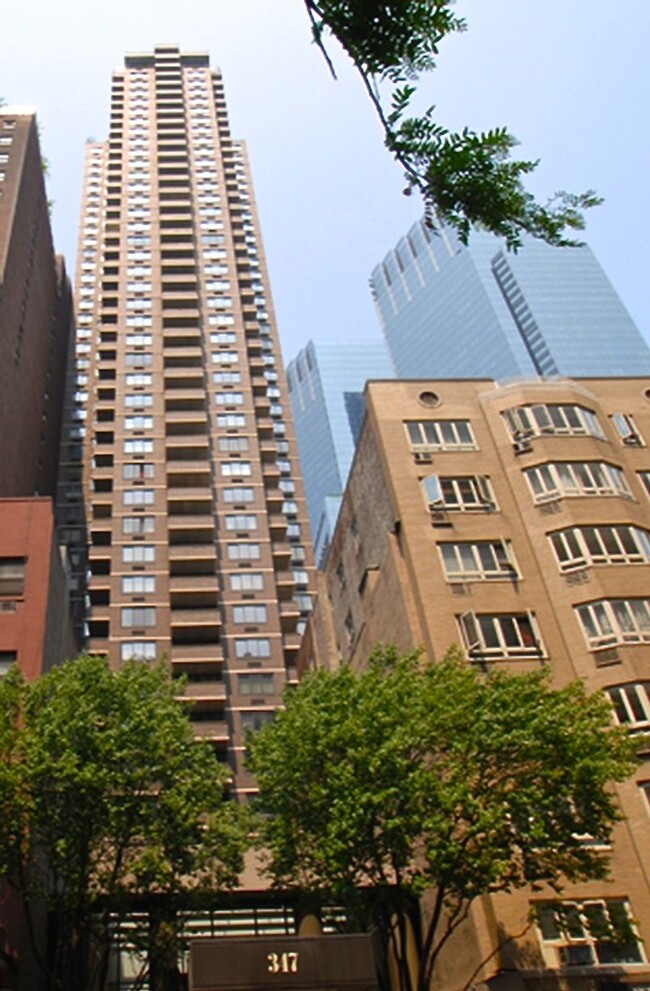 348 W 58th St, New York, NY 10019