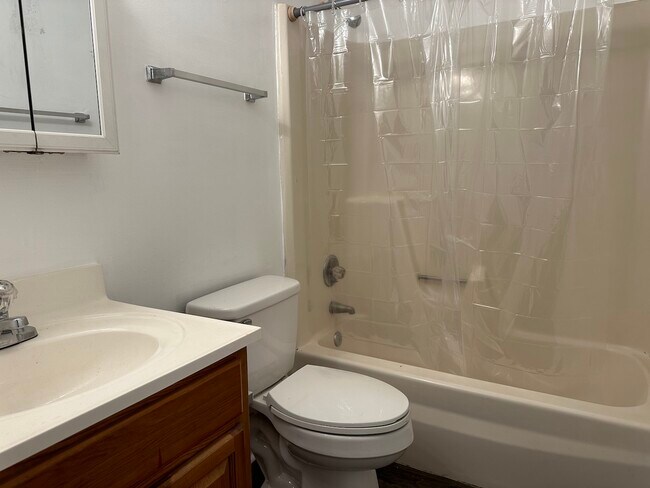 3214 Starlight Dr unit 3214-D, Winston Salem, NC 27107 - photo 5