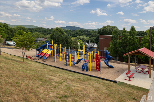 Wasena Elementary has a student to teacher ratio of 15:1.