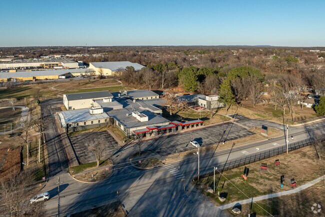 Lowell Elementary School a student-teacher ratio of 10 to 1.