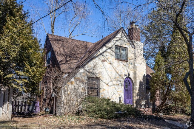 A few cottages dot the eastern side of Greenwood.