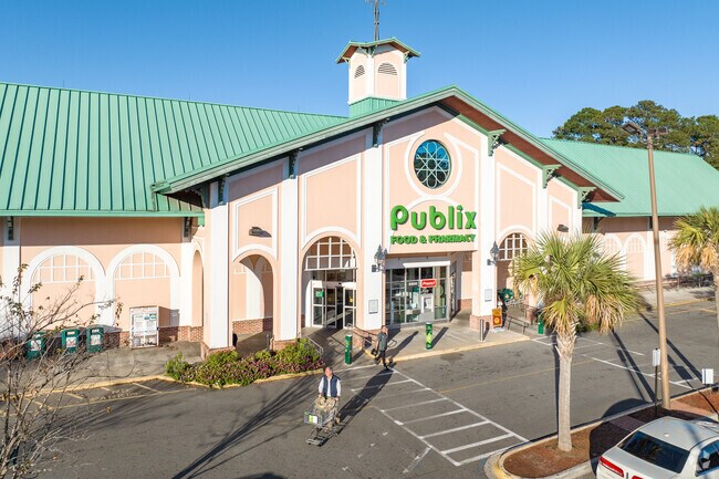Residents can head to the local Publix for their grocery needs.