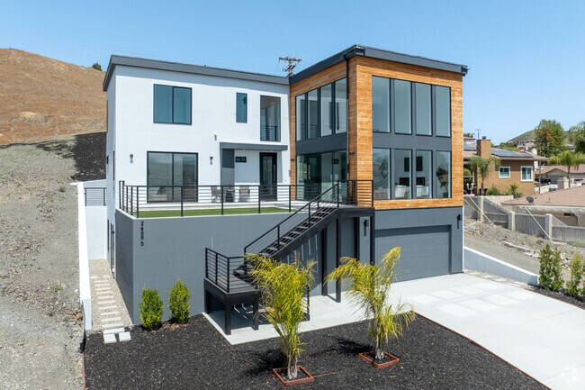 Beautiful modern builds are starting to pop up in the Canyon Lake community.