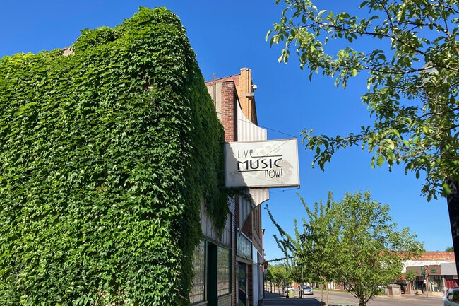 Music lovers in Kenmore can listen to live music at the Live Music bar in the area.