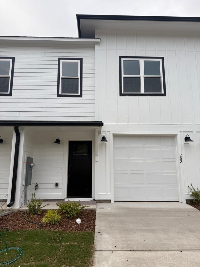 253 Townhome Ln, Southern Pines, NC 28387