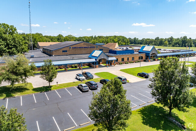 he student population of Castle North Middle School is 819 and the school serves 6-8.