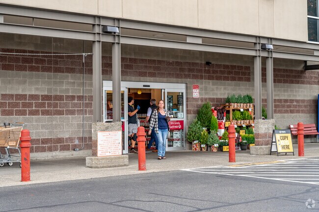 Safeway in Carlyon-North has everything from fresh produce to daily essentials.