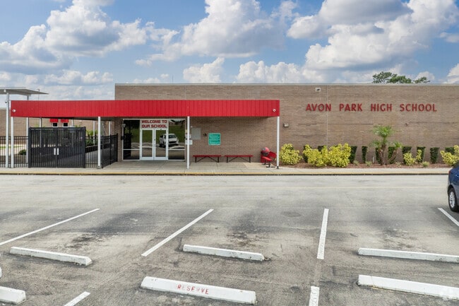 Avon Park High School has just under 900 students with an 18:1 Student to Teacher ratio.