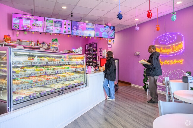 Momma Mondragon’s Macarons in Victoriano is a 
bakery offering a vast array of macarons in classic and unusual flavors, plus croissants, and espresso.