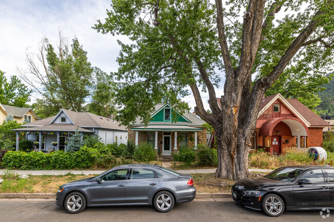 Victorians and small bungalows are common in West Pearl architecture.