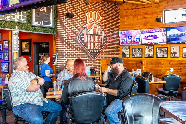 Many TVs and great food keep Norwalk residents coming back to 1908 Draught House.