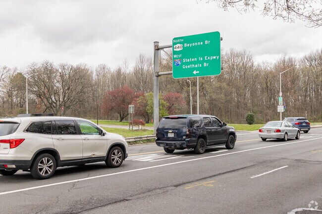 Staten Island Expressway is the fastest way to get to New Airport from Eltingville.