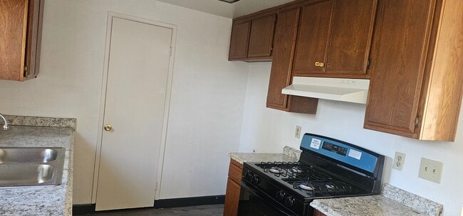204 Grayson Way unit Singh's Apartments, Upland, CA 91786 - photo 7