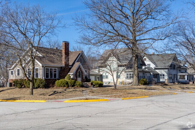 Oak-Riverside’s cozy streets feature charming bungalows and Craftsman-style homes.