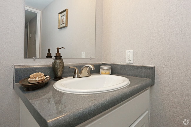 2BR, 1BA - Sequoia 775 SF