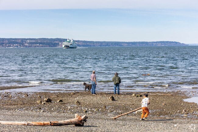 A popular attraction amongst Boulevard Bluffs is Edgewater Beach Park's entertaining shores.