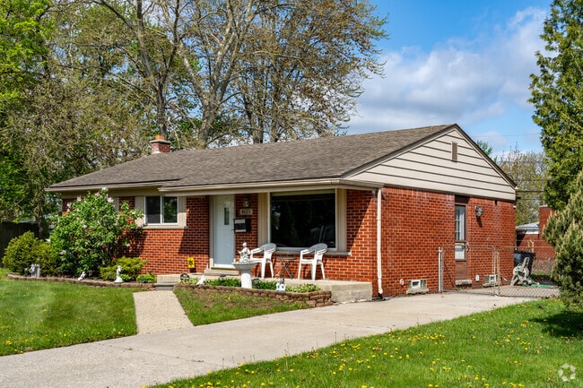 Cottage and ranch style homes are the most prevalent home style found in Northwest Warren.