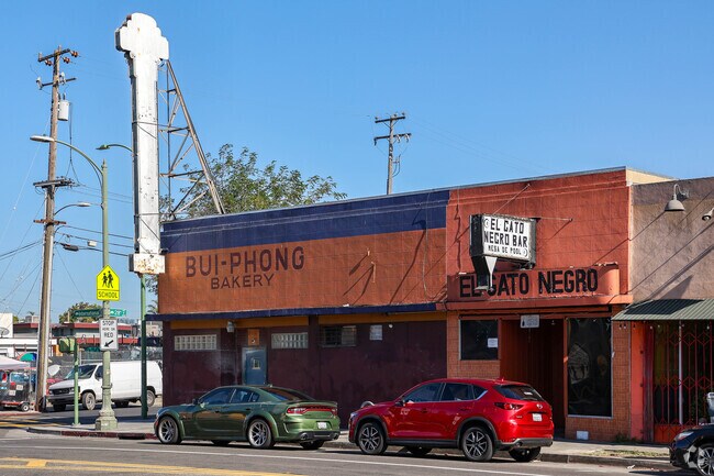 Fresh breads bake every morning at Bui Phong Bakery in Oak Tree.