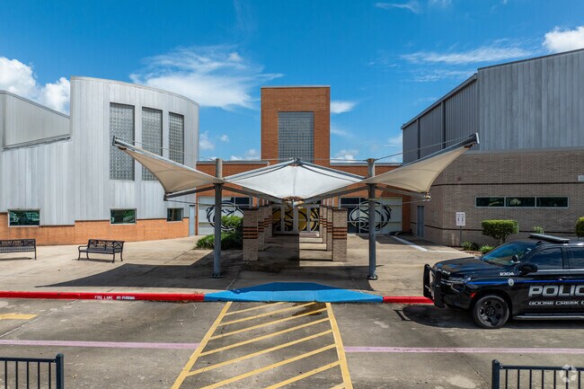 Highlands Junior High has a student-teacher ratio of 15:1.
